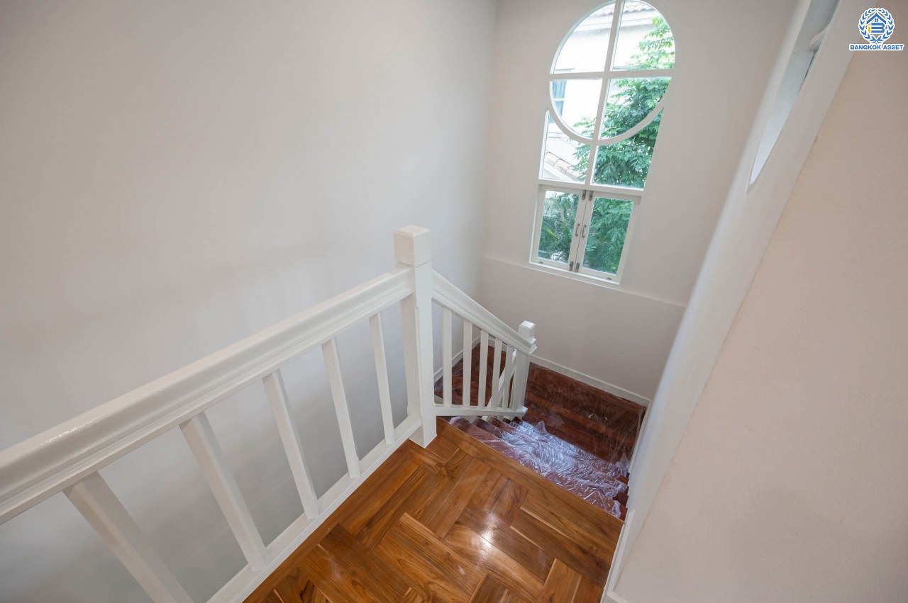 บ้านตกแต่งใหม่ โครงการ มัณฑนา  วัดพระเงิน ตกแต่งหรูหราดีไซน์สุด Classic เนื้อที่ 85.6 ตร.ว ฟังก์ชันจัดเต็ม 3 ห้องนอน 4 ห้องน้ำ 1 ห้องแม่บ้าน จอดรถได้ถึง 2 คัน เชื่อมต่อถนนกาญจนาฯ ใกล้รถไฟฟ้าสายสีม่วง "สถานีสามแยกบางใหญ่" และทางด่วน "ศรีรัช" รายล้อมด้วยสิ่งอำนวยความสะดวกมากมาย